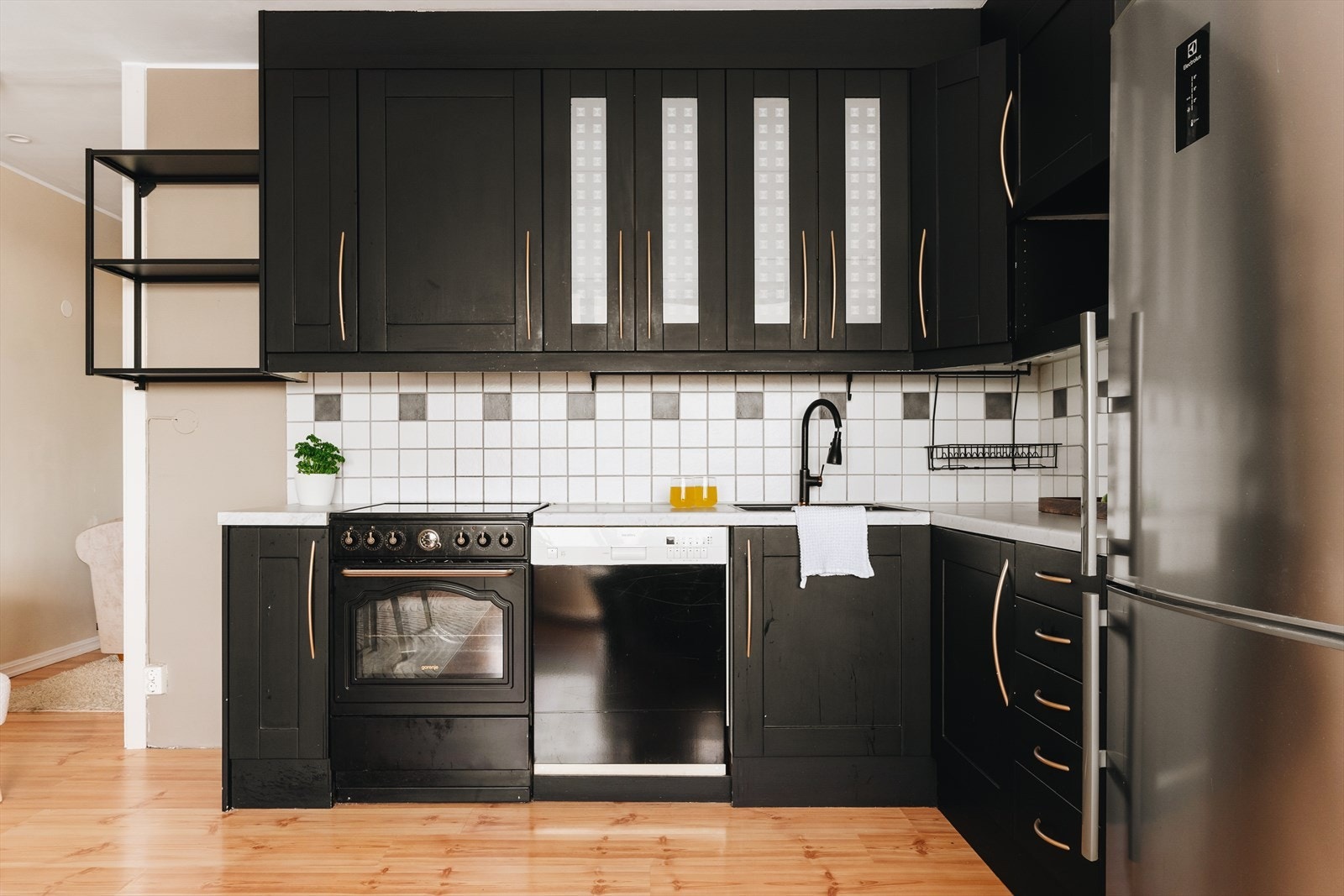 Kjøkken er tidløst med mørke fronter og takhøye overskap. Innredet i flotte detaljer Galleribilde