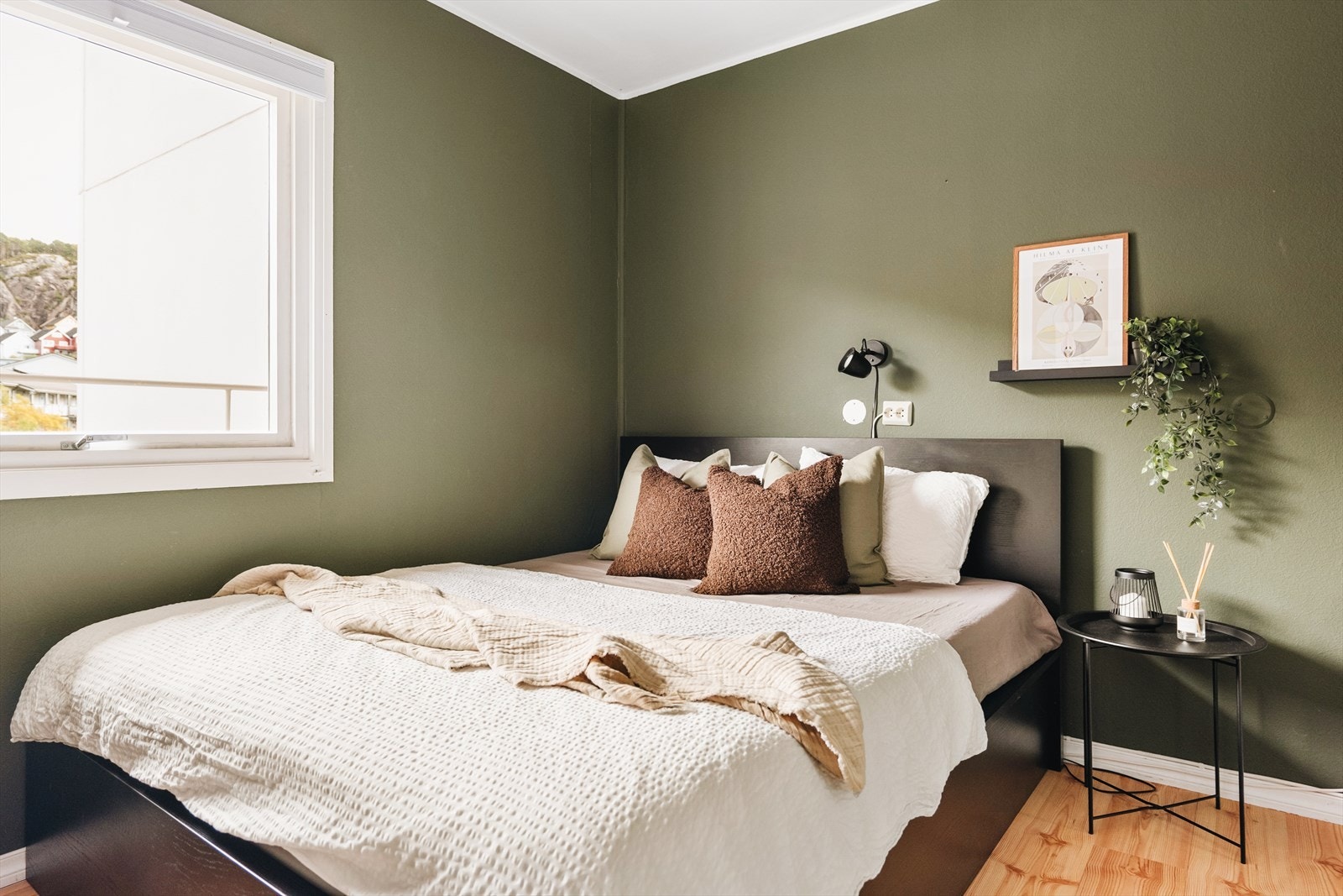 Soverom er malt i en lun grønnfarge, med god plass til dobbeltseng og tilhørende møblement Galleribilde