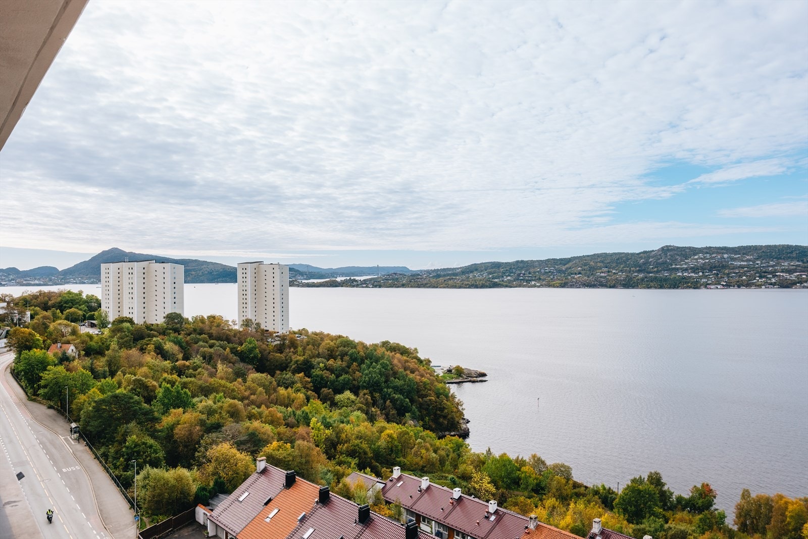Leiligheten byr på en eksepsjonell utsikt mot byfjorden og Askøy Galleribilde