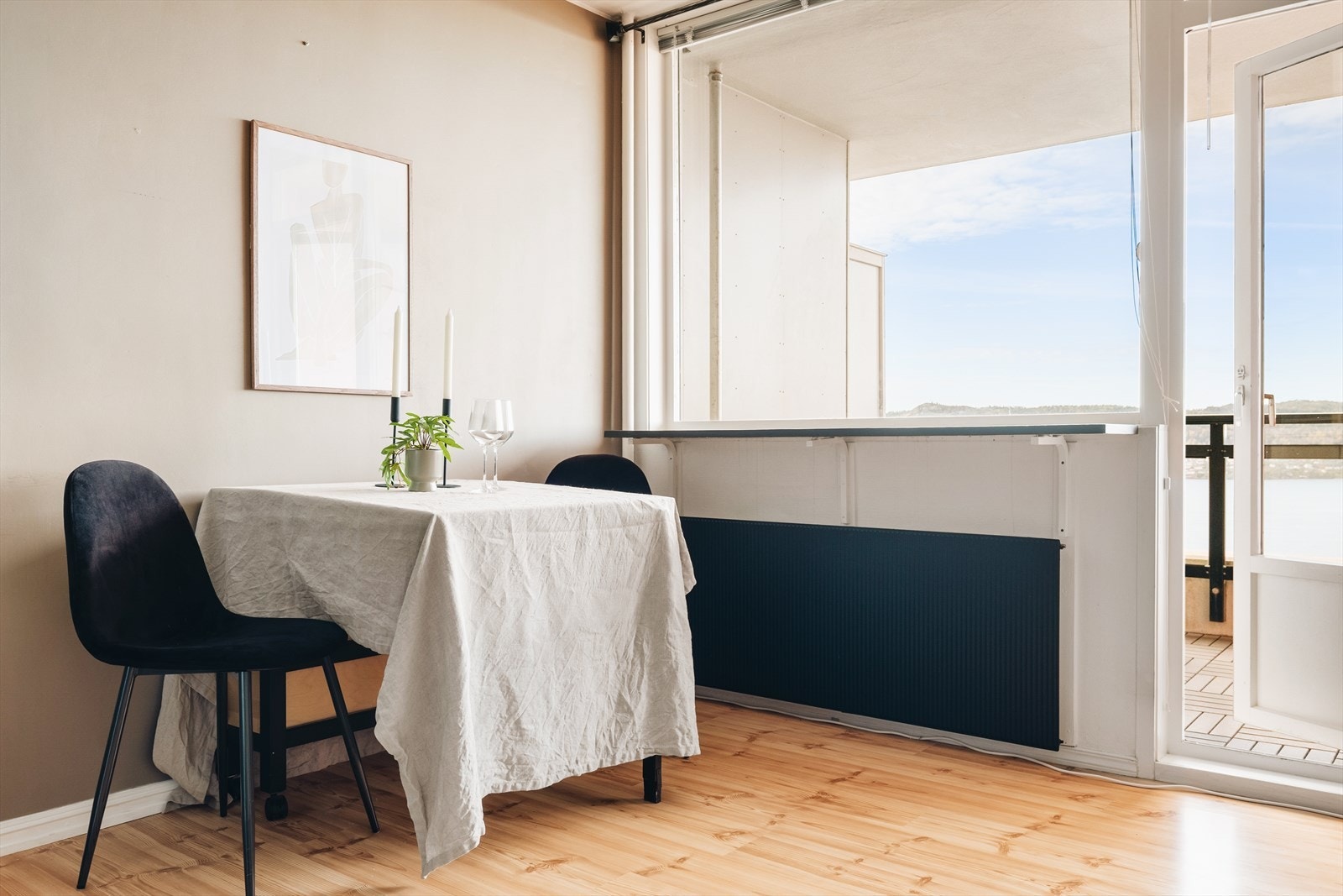 Stue har store vindusflater som gir rikelig med naturlig lysinnslipp, og med direkte tilkomst til terrasse Galleribilde