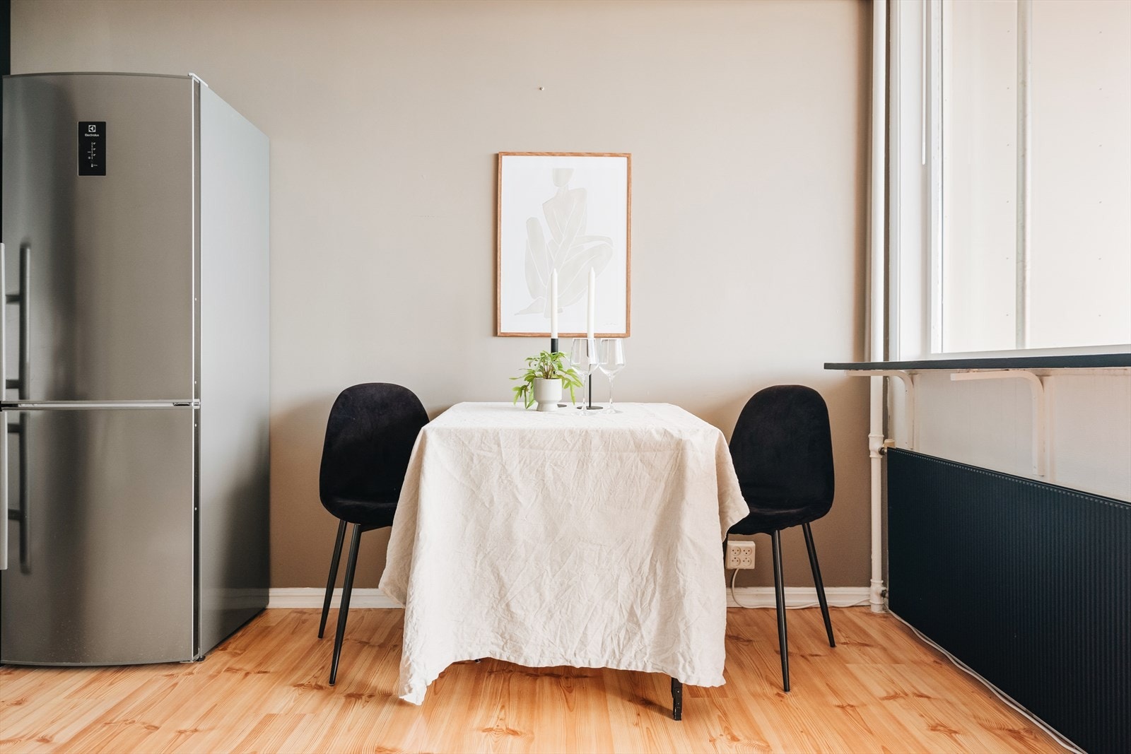 Den åpne stue/kjøkken løsningen gir god plass til spisegruppe for hyggelige måltider Galleribilde