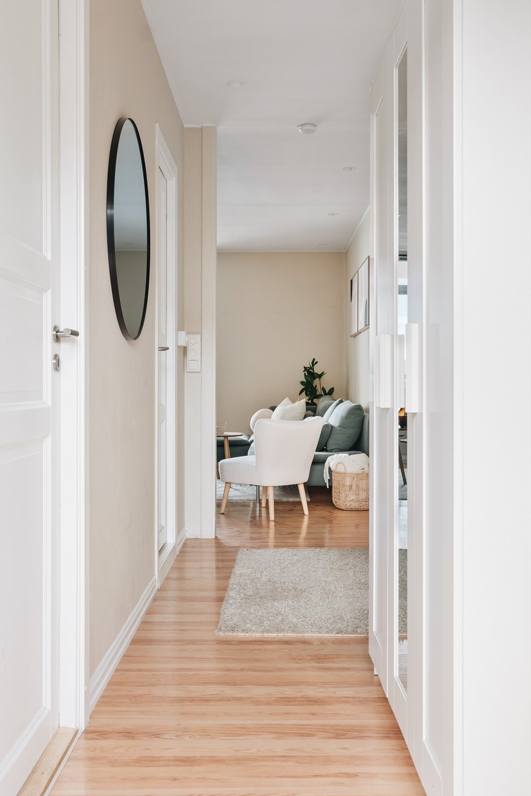 Leiligheten er gjennomgående med laminat, i kombinasjon av lyse farger som skaper en lun atmosfære Galleribilde