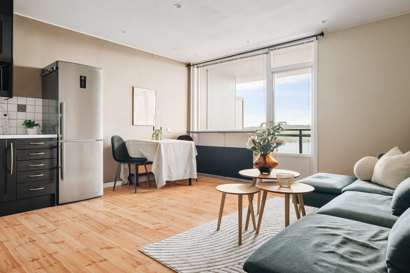 Lys og fin 2-roms leilighet i flotte omgivelser, med fantastisk utsikt over byfjorden Galleribilde