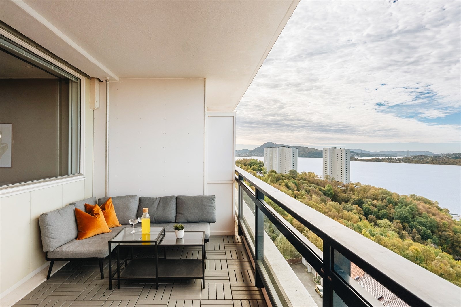 Her kan man sitte å nyte fine dager i nydelige omgivelser med en storslått utsikt Galleribilde