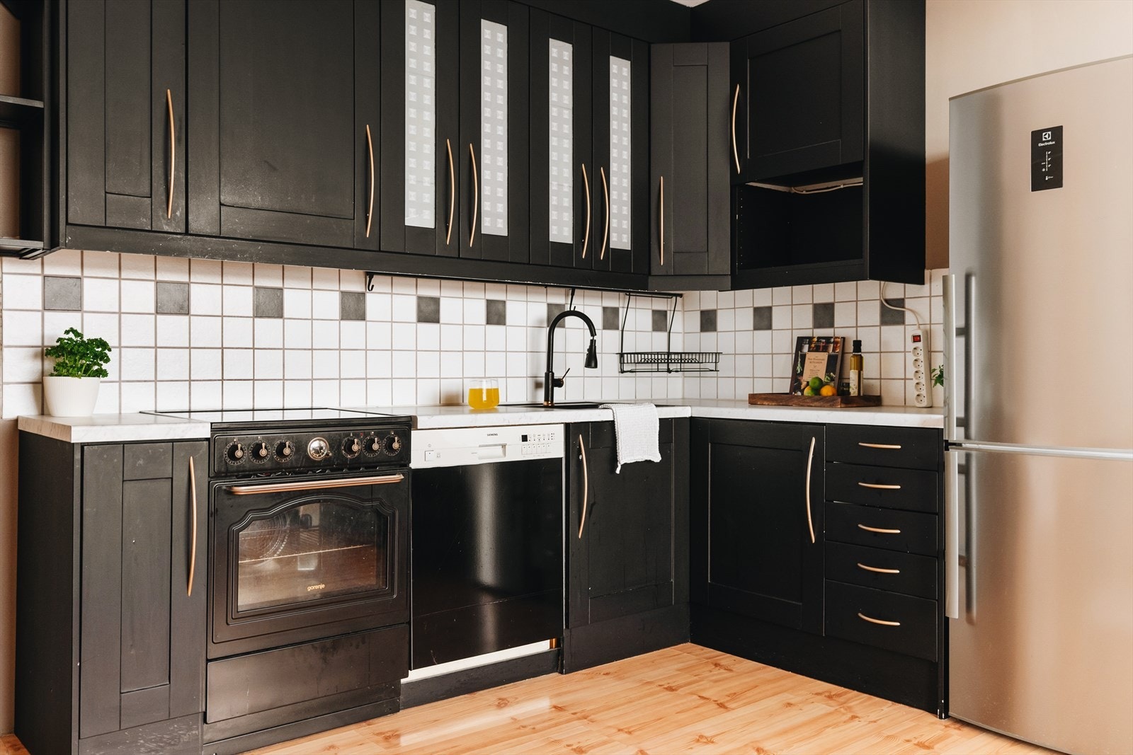 Kjøkken står i stil med nydelige hvite fliser på vegg, kombinert med benkeplate i hvit laminat Galleribilde