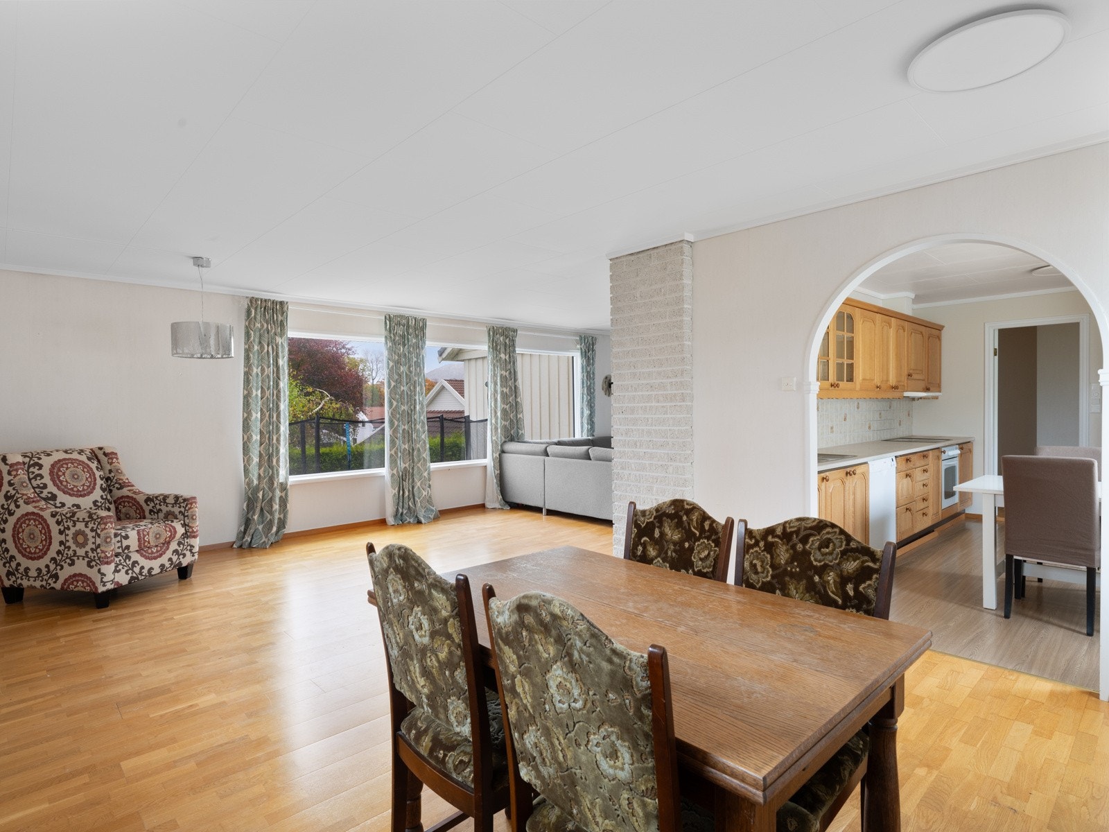 God plass til forskjellig møblering i stuen Galleribilde