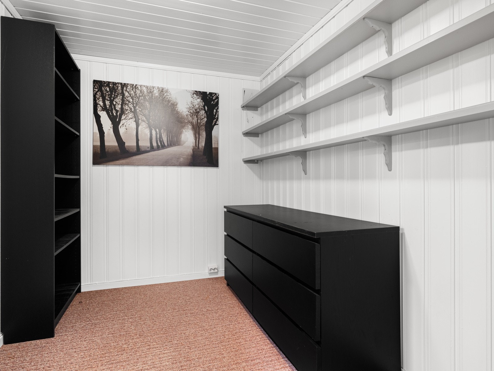 Fin bod med hyller Galleribilde