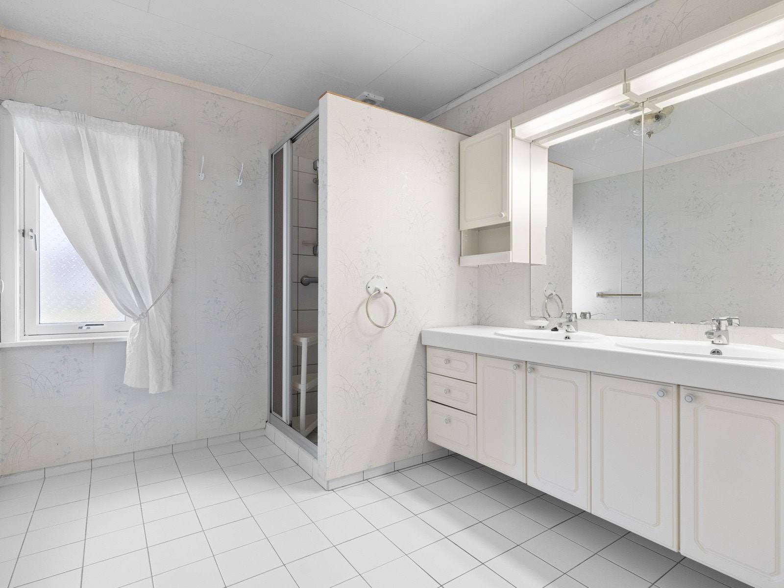 Romslig, flislagt bad Galleribilde