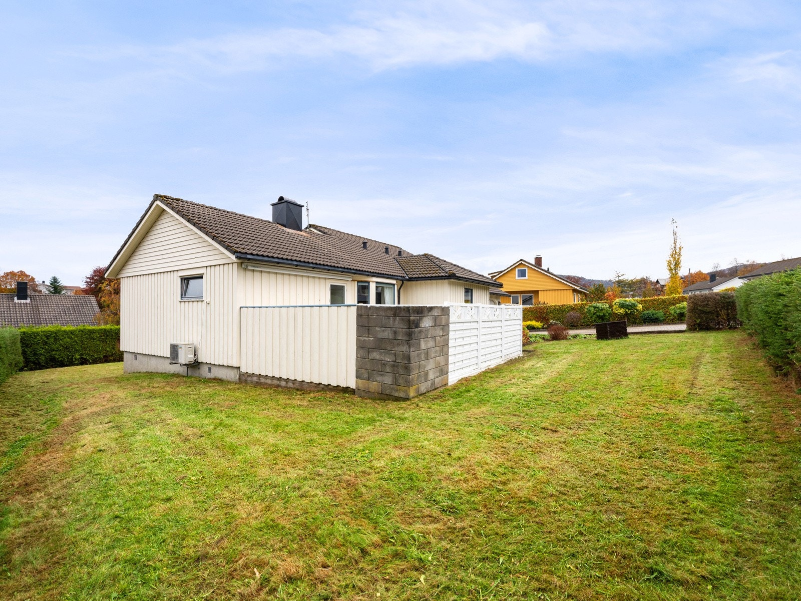 Enebolig med stor hage Galleribilde