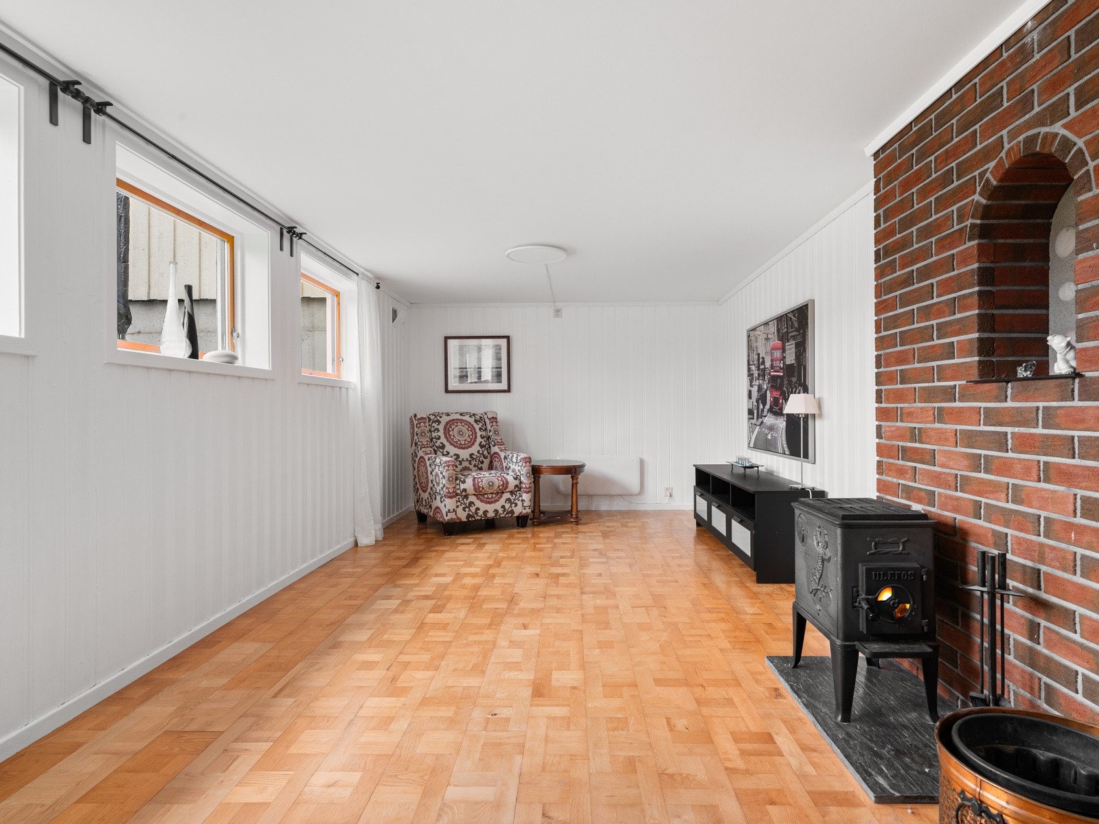 Fin kjellerstue med vedovn Galleribilde