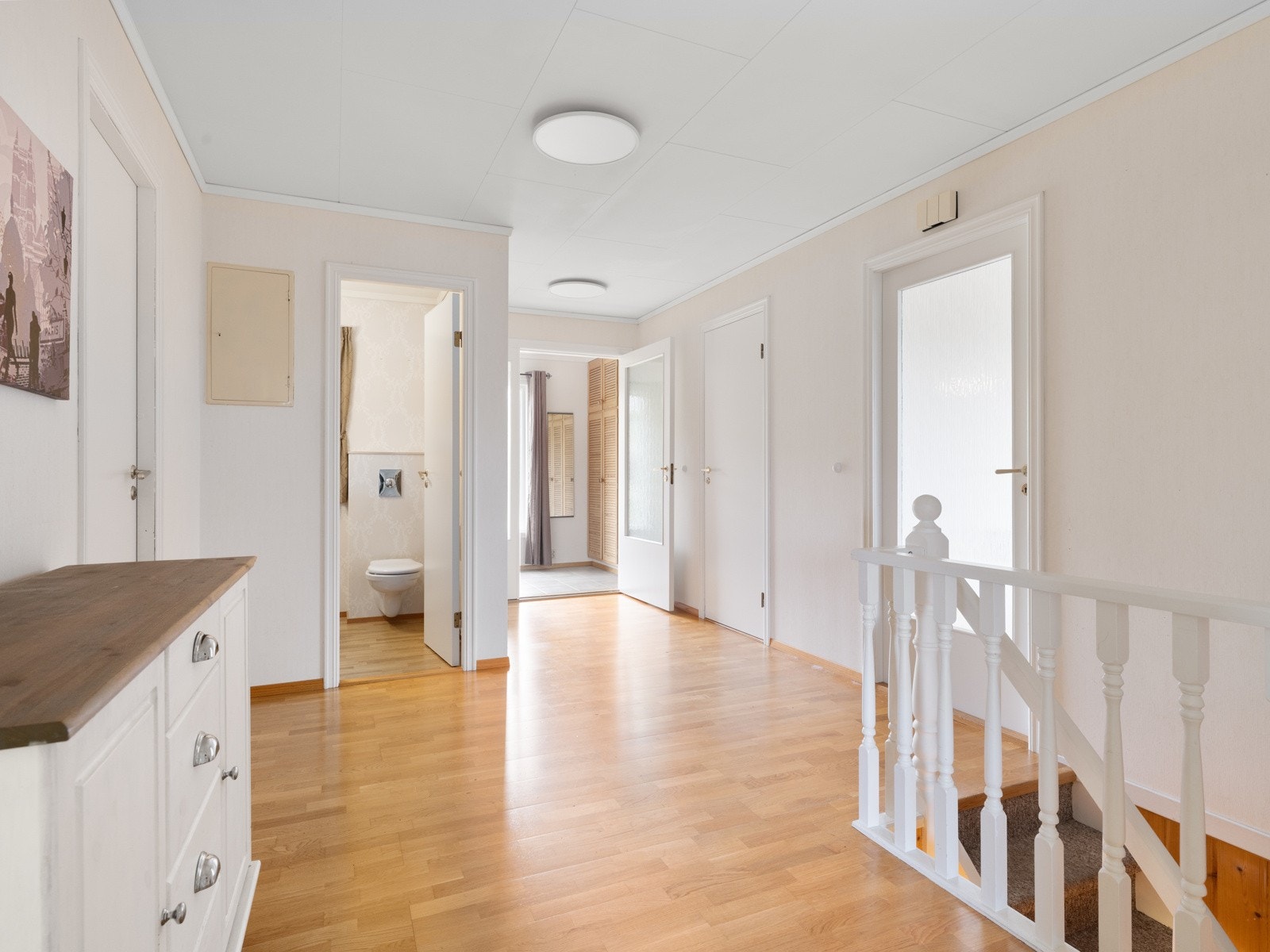 Stor, lys og innbydende gang Galleribilde