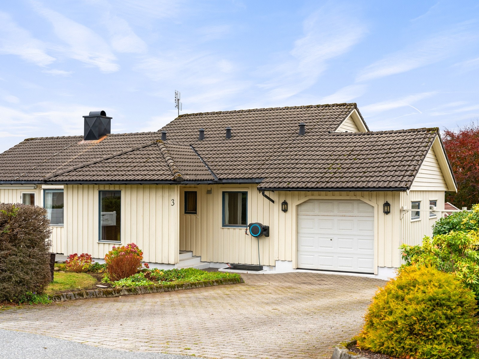 Garasje med aut.port og romslig gårdsrom med vannuttak Galleribilde