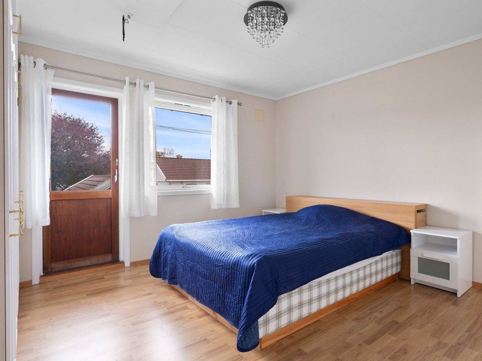 Soverom 1 med utgang til balkong og stedbygd garderobe Galleribilde