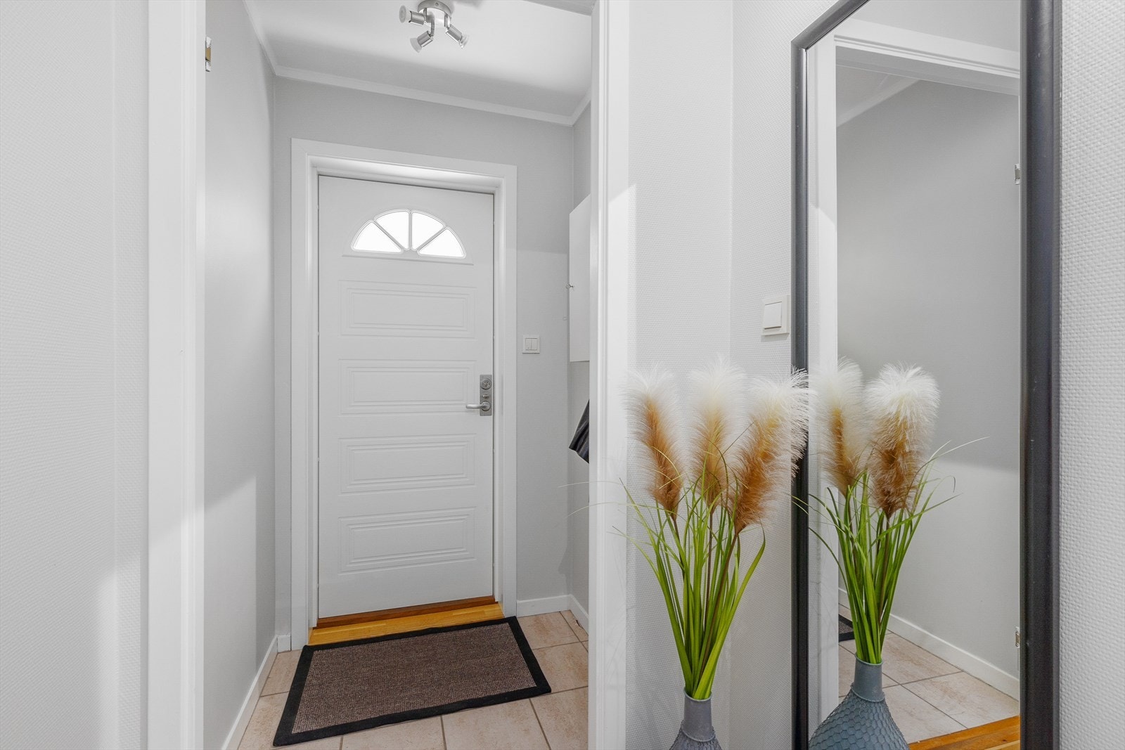 Første møte med leiligheten er et lyst og pent vindfang. Galleribilde