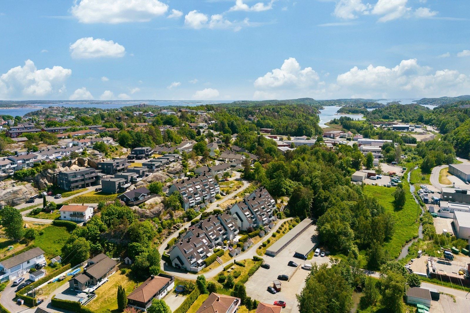 For friluftsinteresserte er det verdt å nevne at det er kyststi rett i nærheten som går helt ut til tuppen av Østerøya. Galleribilde