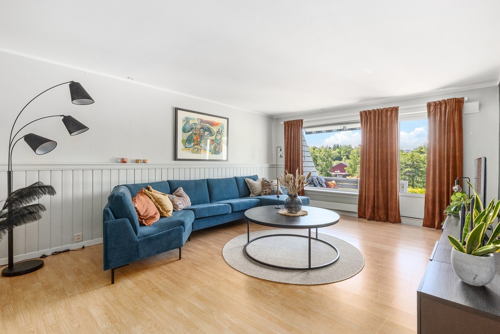 Laminat på gulv og malte vegger. Galleribilde