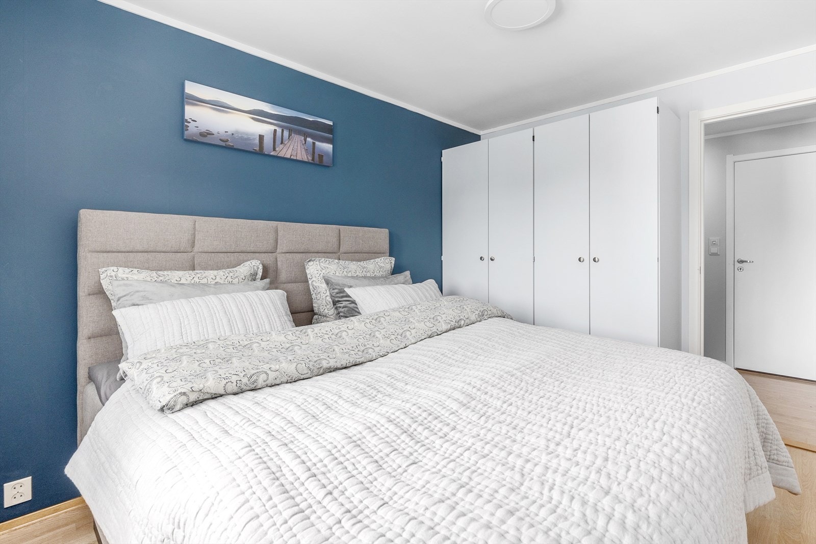 Leiligheten er innredet med et romslig soverom. Galleribilde