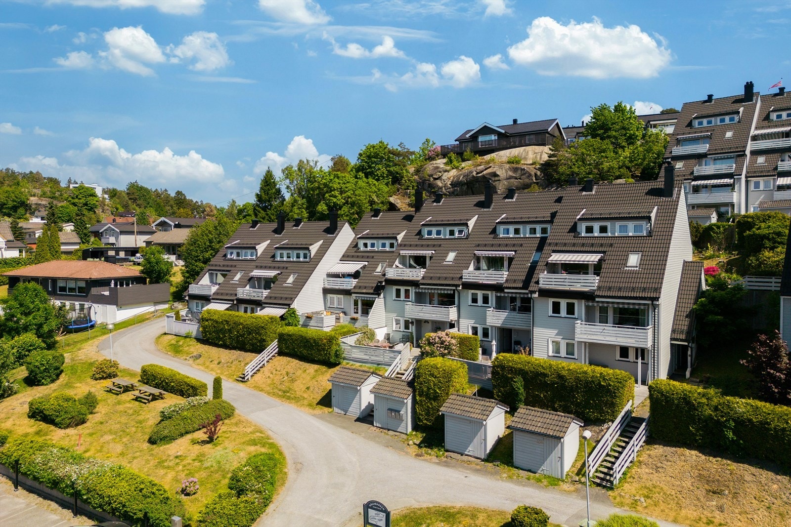 Bekkestien 15 E ligger høyt med flott utsikt over omkringliggende områder Galleribilde