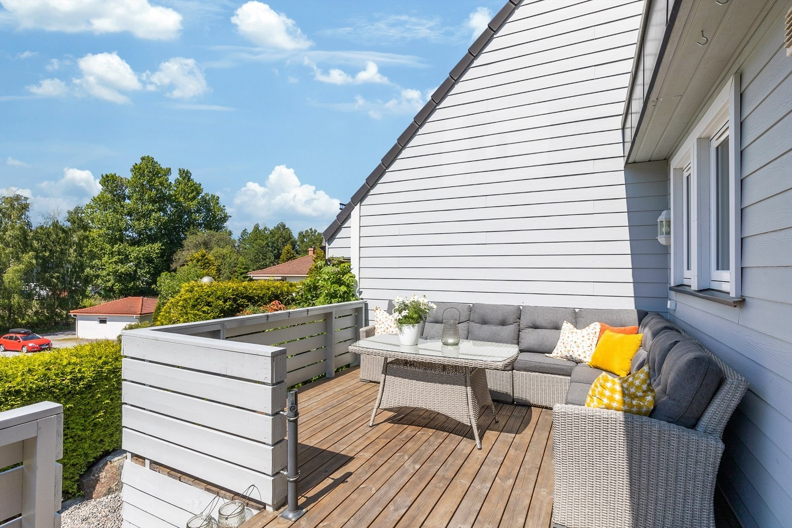 Eiendommen er solrik og dette gjenspeiler seg i eiendommens flotte og ikke minst usjenerte uteplasser. Galleribilde