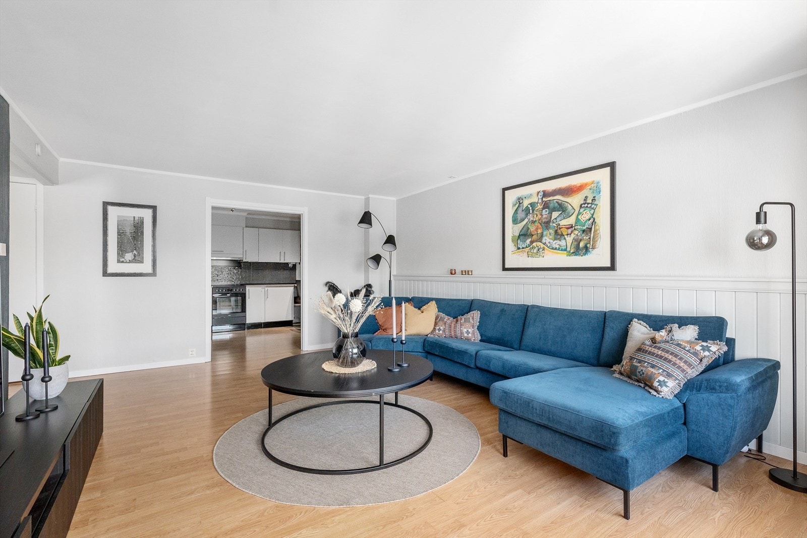 Kjøkkenet ligger i delvis åpen løsning til stuen. Galleribilde