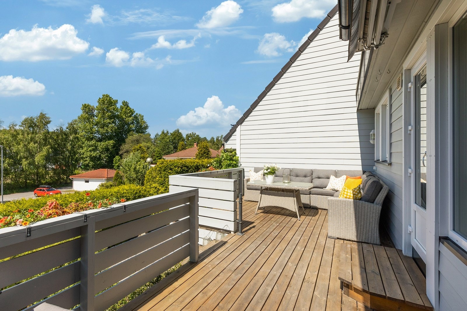 Utgang fra stuen til solrik terrasse. Galleribilde