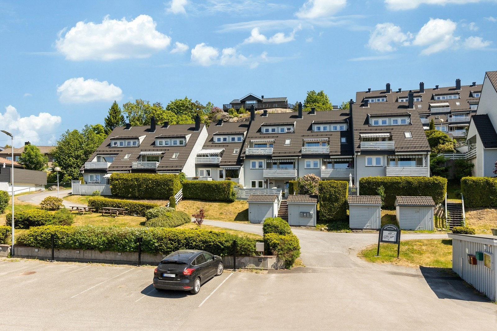 Det er egen oppmerket parkeringsplass. Galleribilde