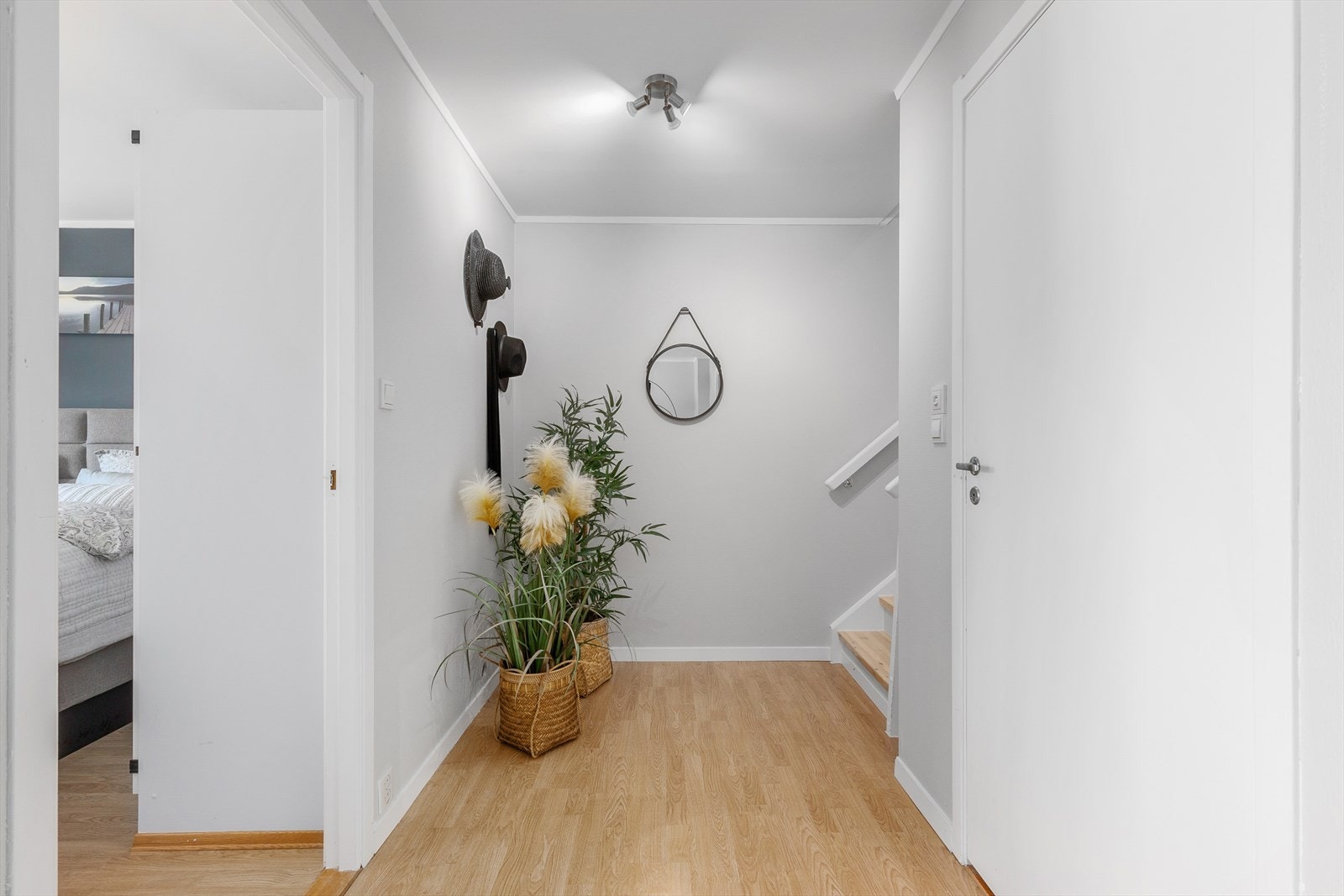 Lys og pen gang i underetasjen. Galleribilde