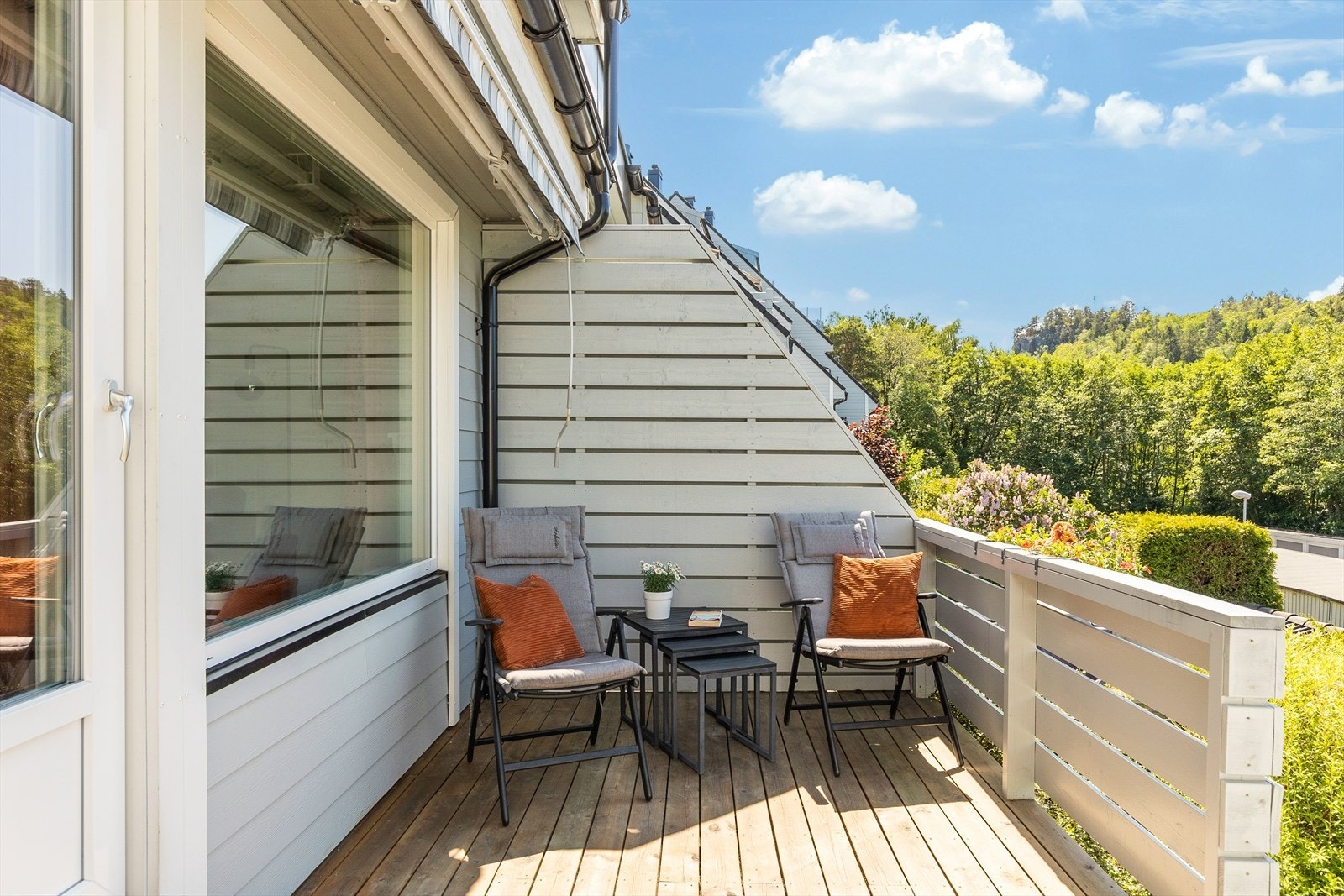 Uteplassen er perfekt for varme dager. Galleribilde