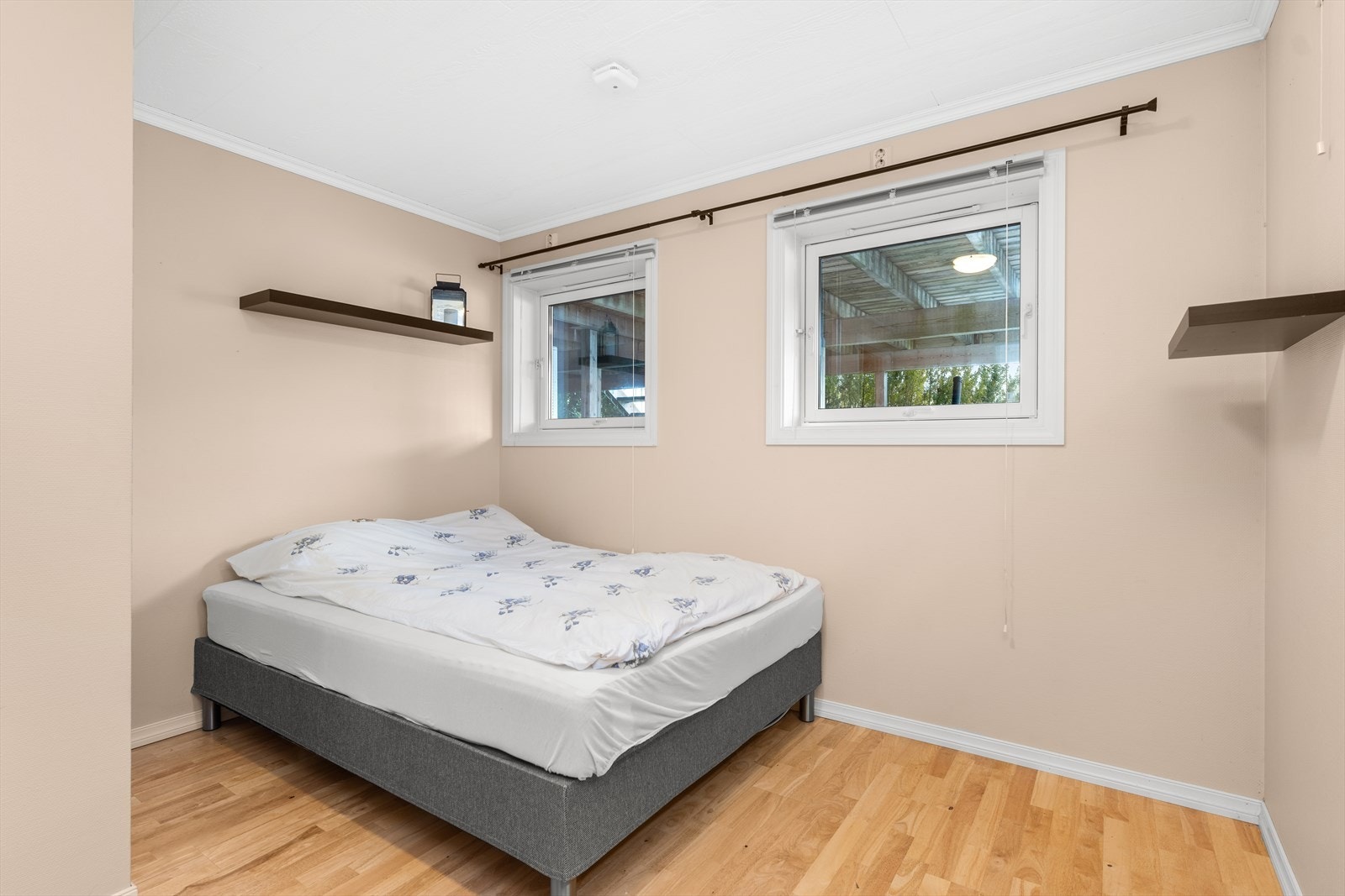 Rom innredet som soverom i kjelleretasjen Galleribilde