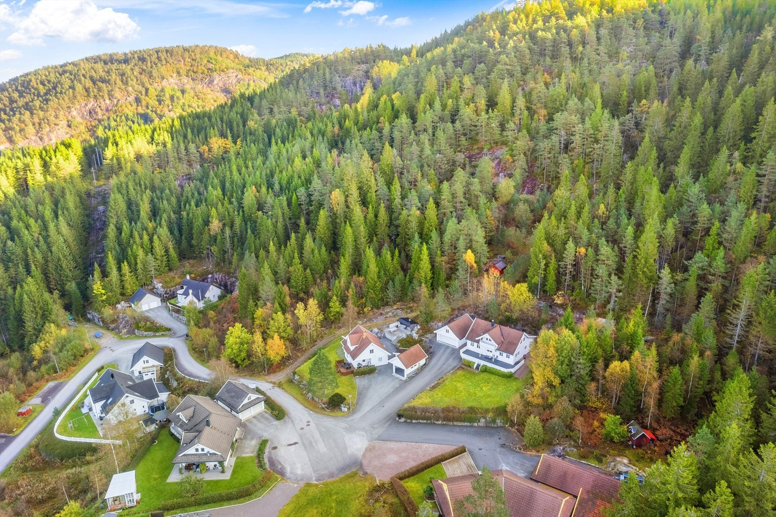 Boligen ligger i et barne og familievennlig område med kort vei til fine turområder Galleribilde