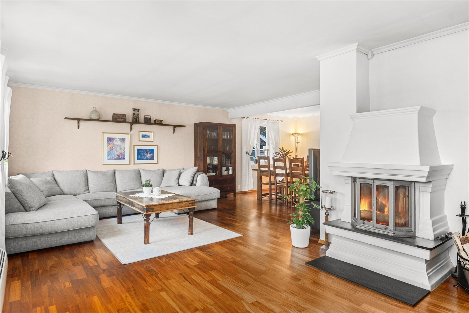 Hyggelig stue med peis Galleribilde