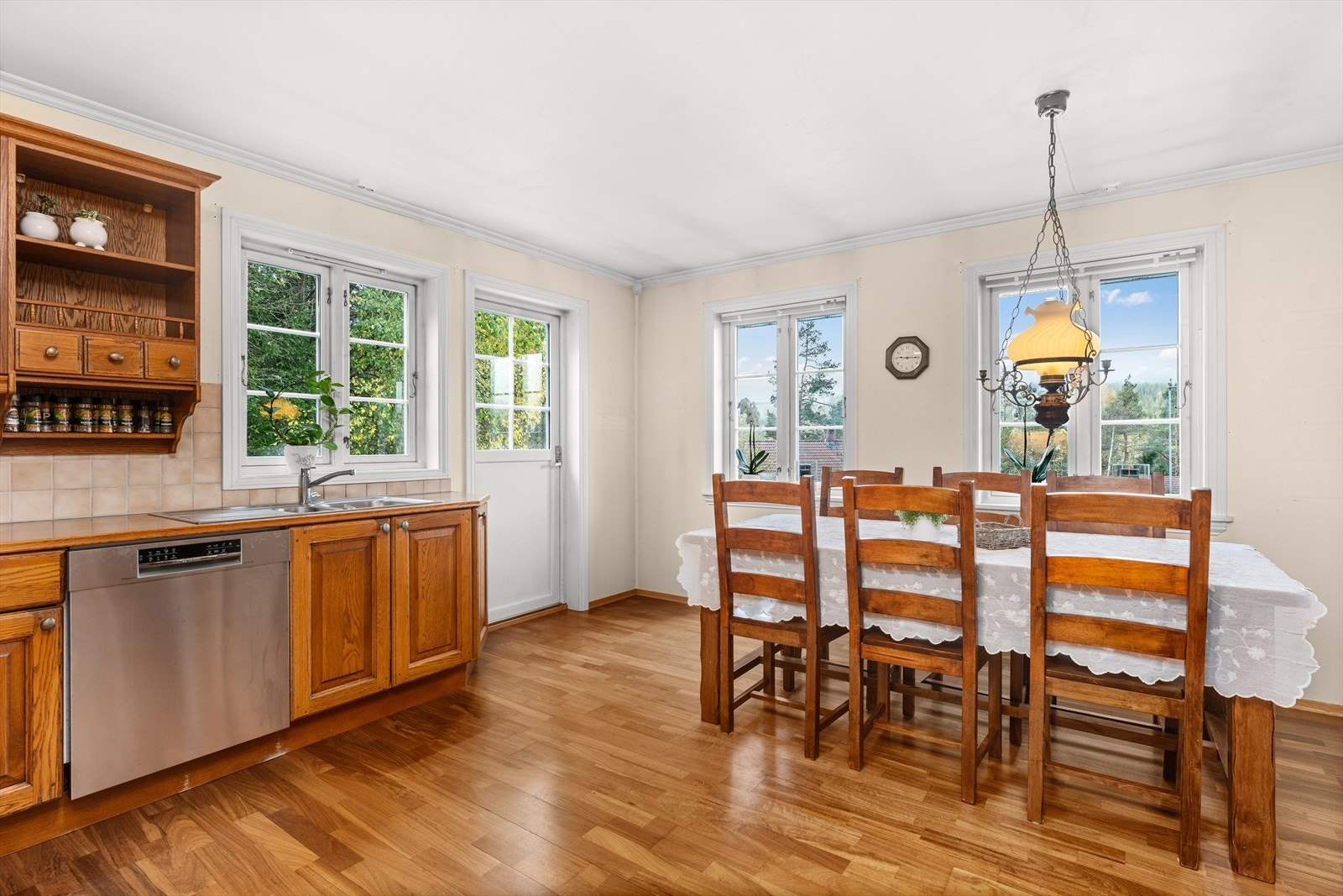 Kjøkken med plass til spisebord Galleribilde