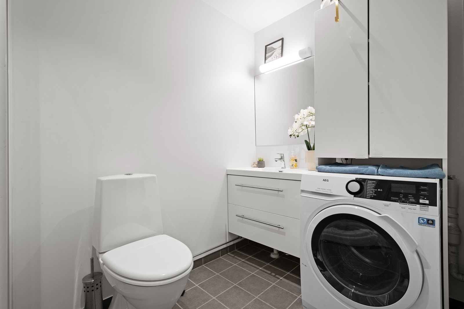 Romslig bad med plass til vaskemaskin. Galleribilde