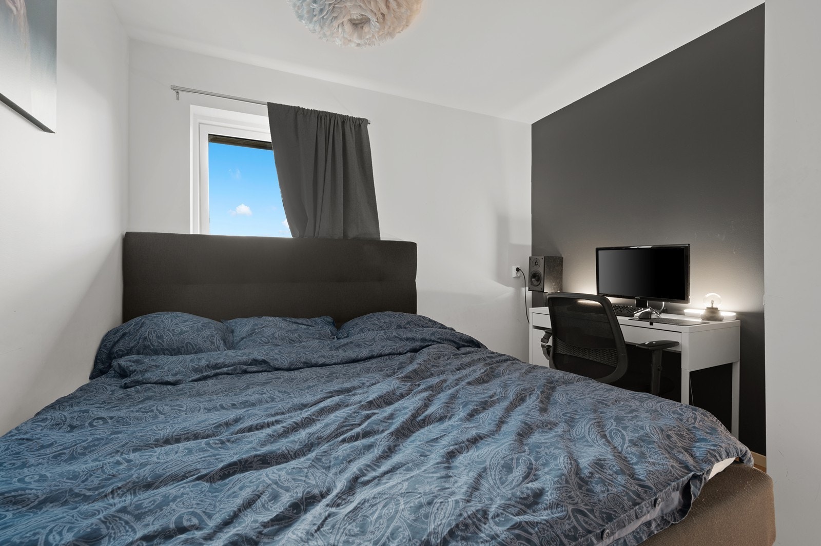 Hovedsoverom med plass til dobbeltseng og skap. Galleribilde