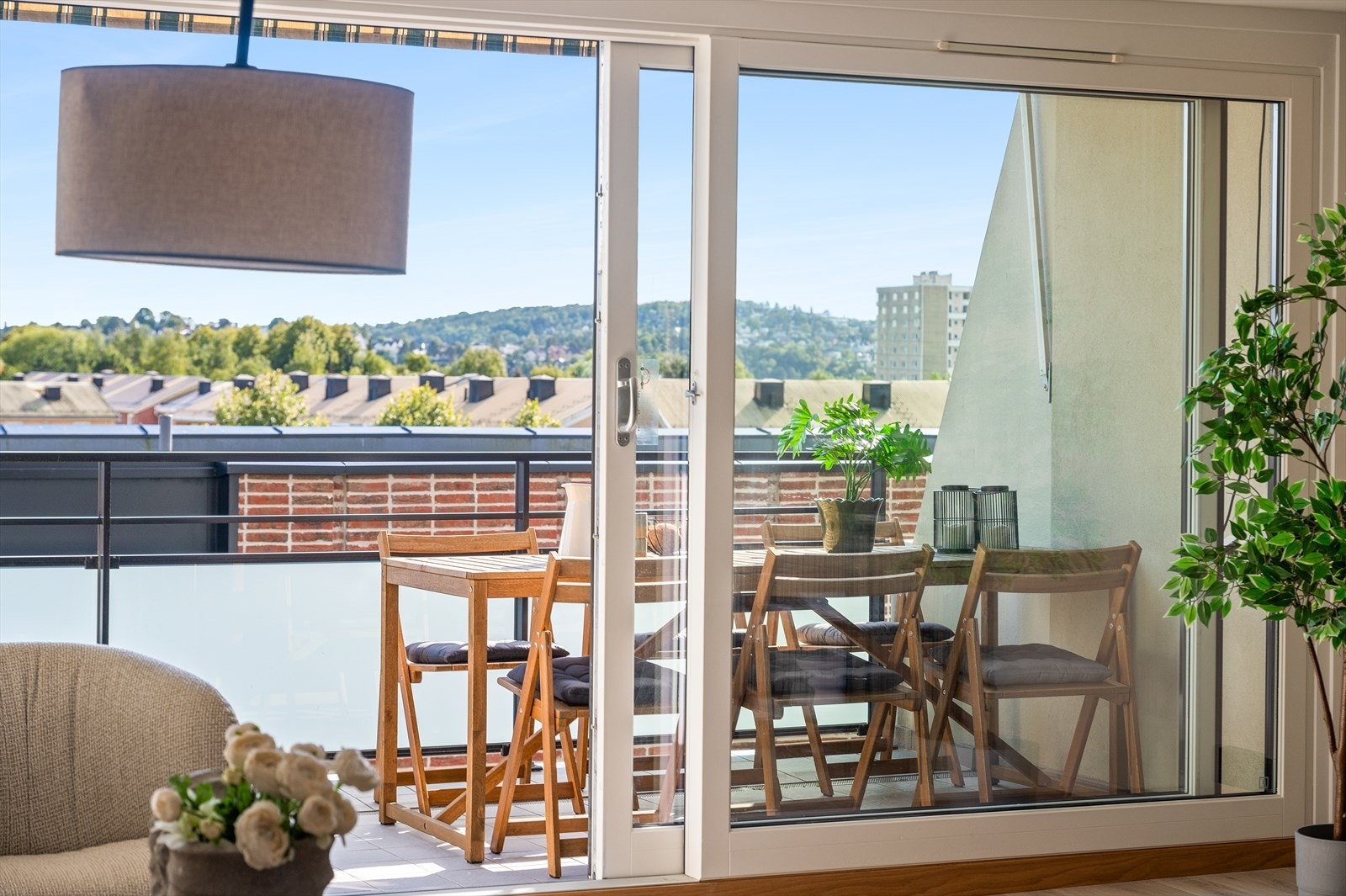 Store vindusflater, som for øvrig ble skiftet i regi av borettslaget i 2019, sørger for et utmerket naturlig lysinnslipp og en lys atmosfære. Galleribilde