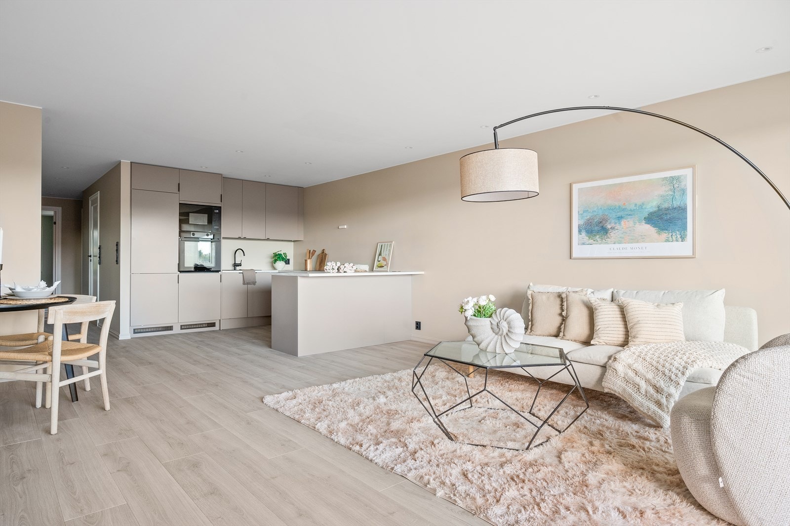 Stue og kjøkken utgjør et stort, sosialt allrom. Galleribilde