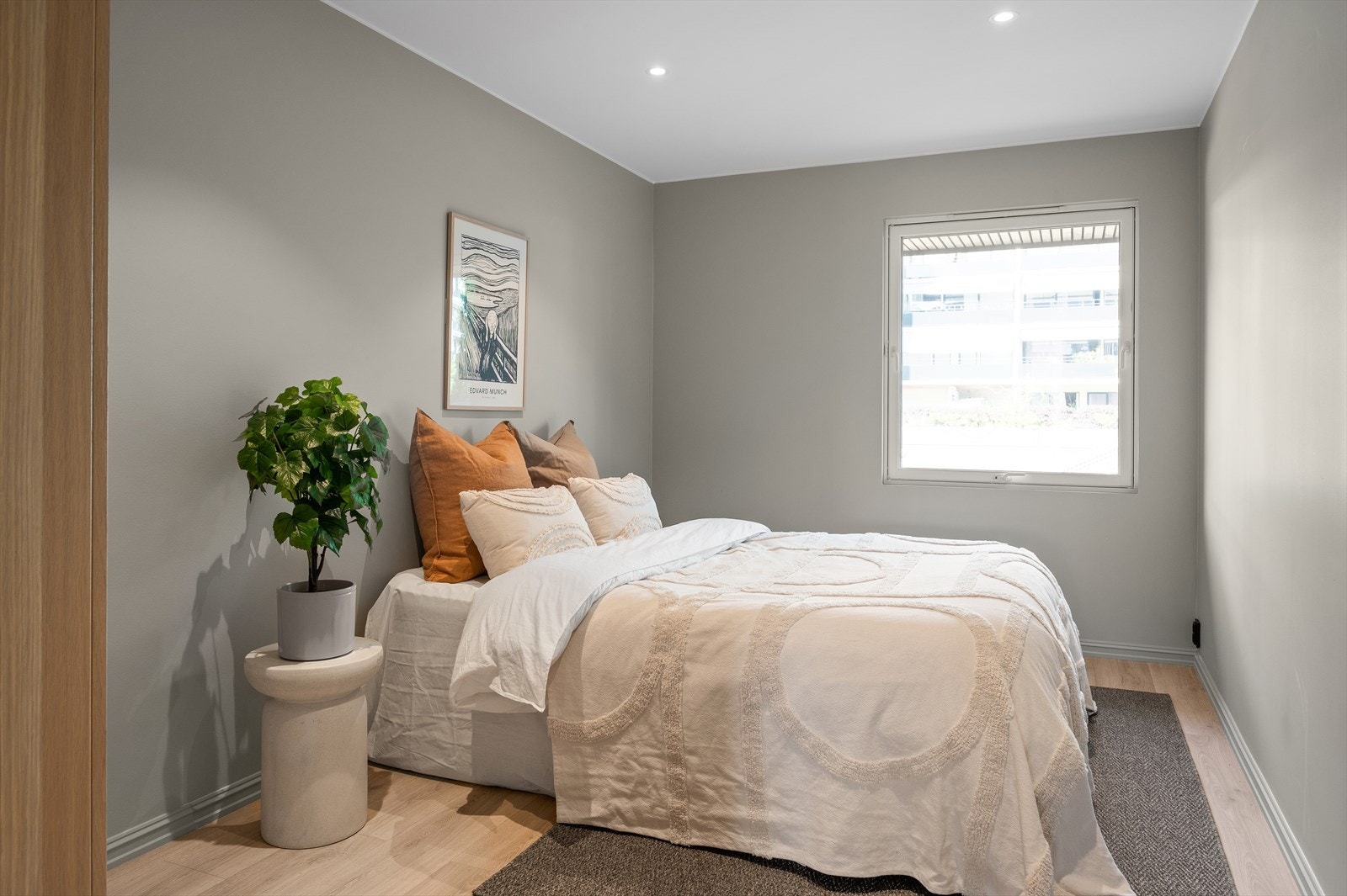 Et annet delikat og romslig soverom, med garderobeskap inkludert, gir en behagelig og praktisk løsning. Galleribilde