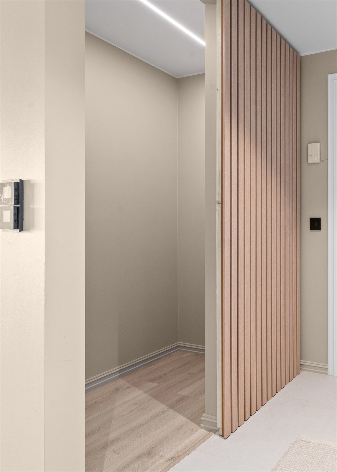 Meget praktisk garderobenisje i tilknytning til entre Galleribilde