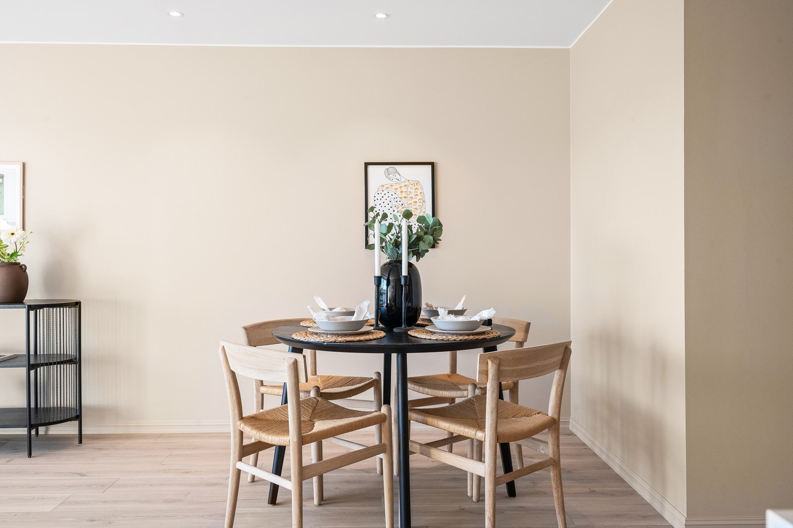 Fin sone for spisebord i nærheten til kjøkken. Galleribilde