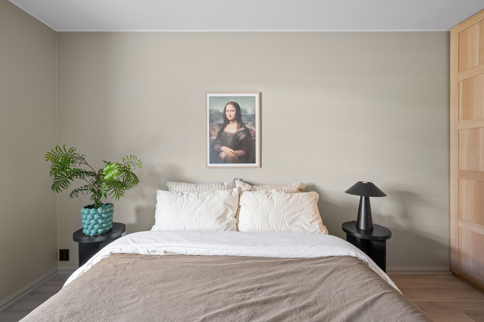 Hovedsoverommet har god plass til en dobbeltseng og er innredet med et takhøyt garderobeskap og downlights i himlingen. Galleribilde