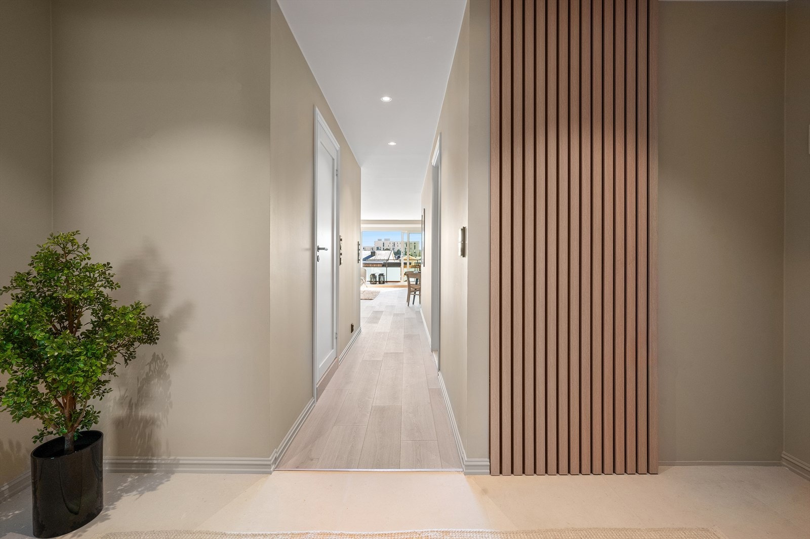 Det innbydende inngangspartiet gir et solid førsteinntrykk av boligen med stilige spiler på veggen (som for øvrig er flyttbar/"moving wall.") God plass til sko og oppheng av yttertøy. Galleribilde