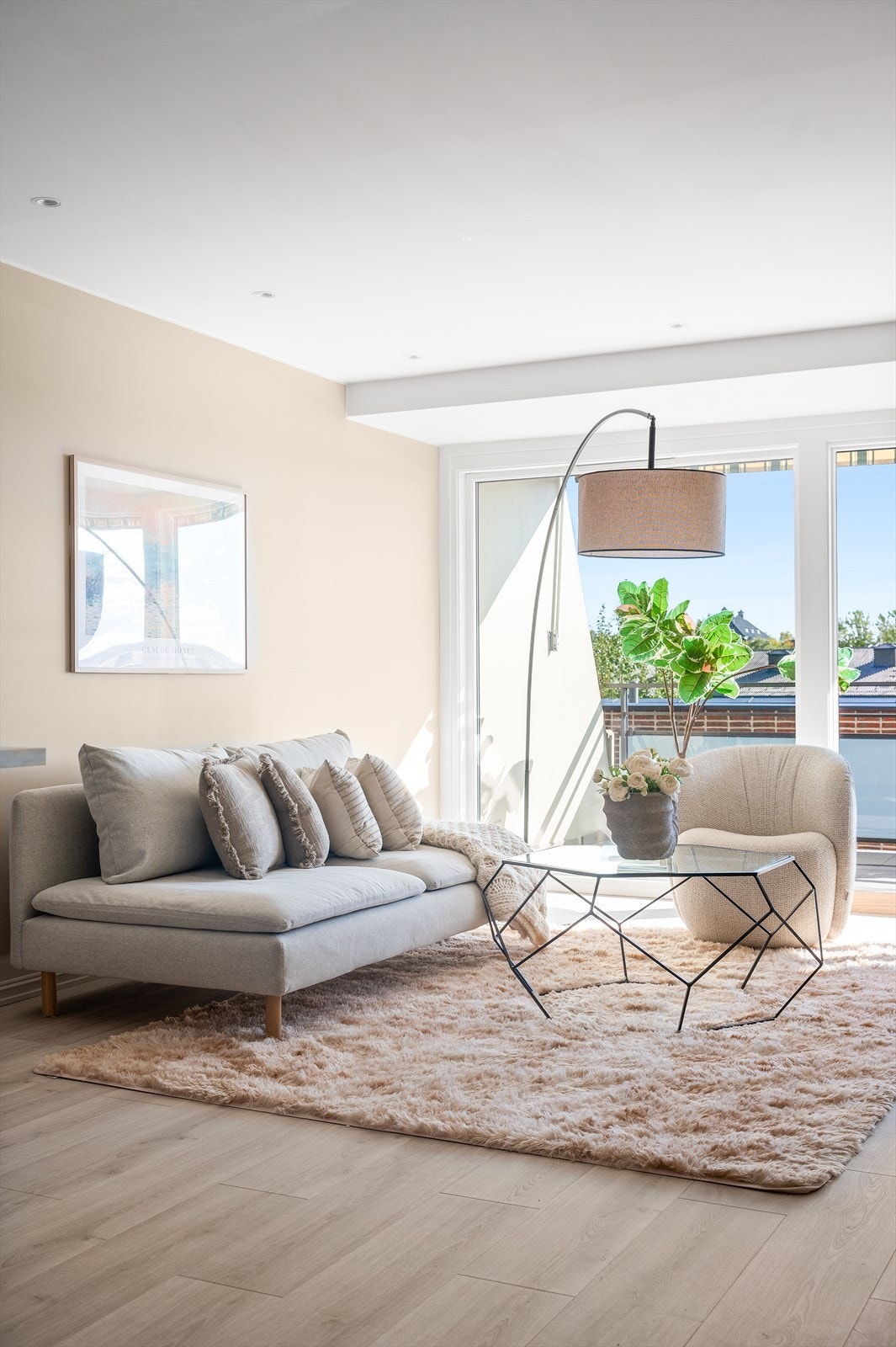 Det er gulvvarme i entre, gang, kjøkken, stue, toalettrom og bad. Galleribilde