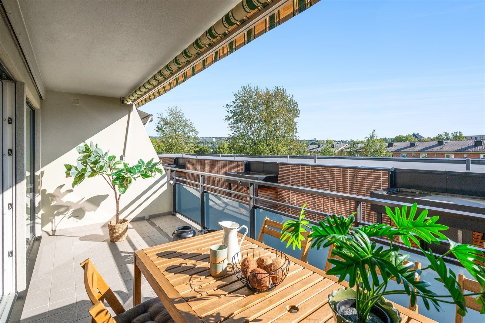 Solrik balkong med fint utsyn mot Østmarka, Ekebergåsen m.m. Galleribilde