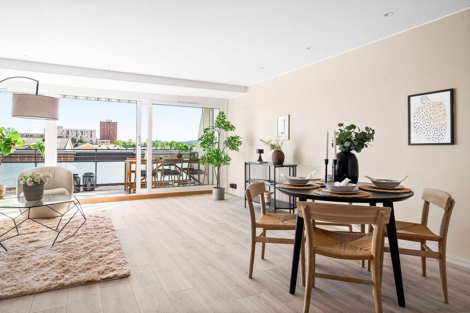 Stuen har direkte utgang til en balkong og har delikate, lyse overflater med slitesterkt laminatgulv og downlights i himlingen, som gir et moderne preg. Galleribilde