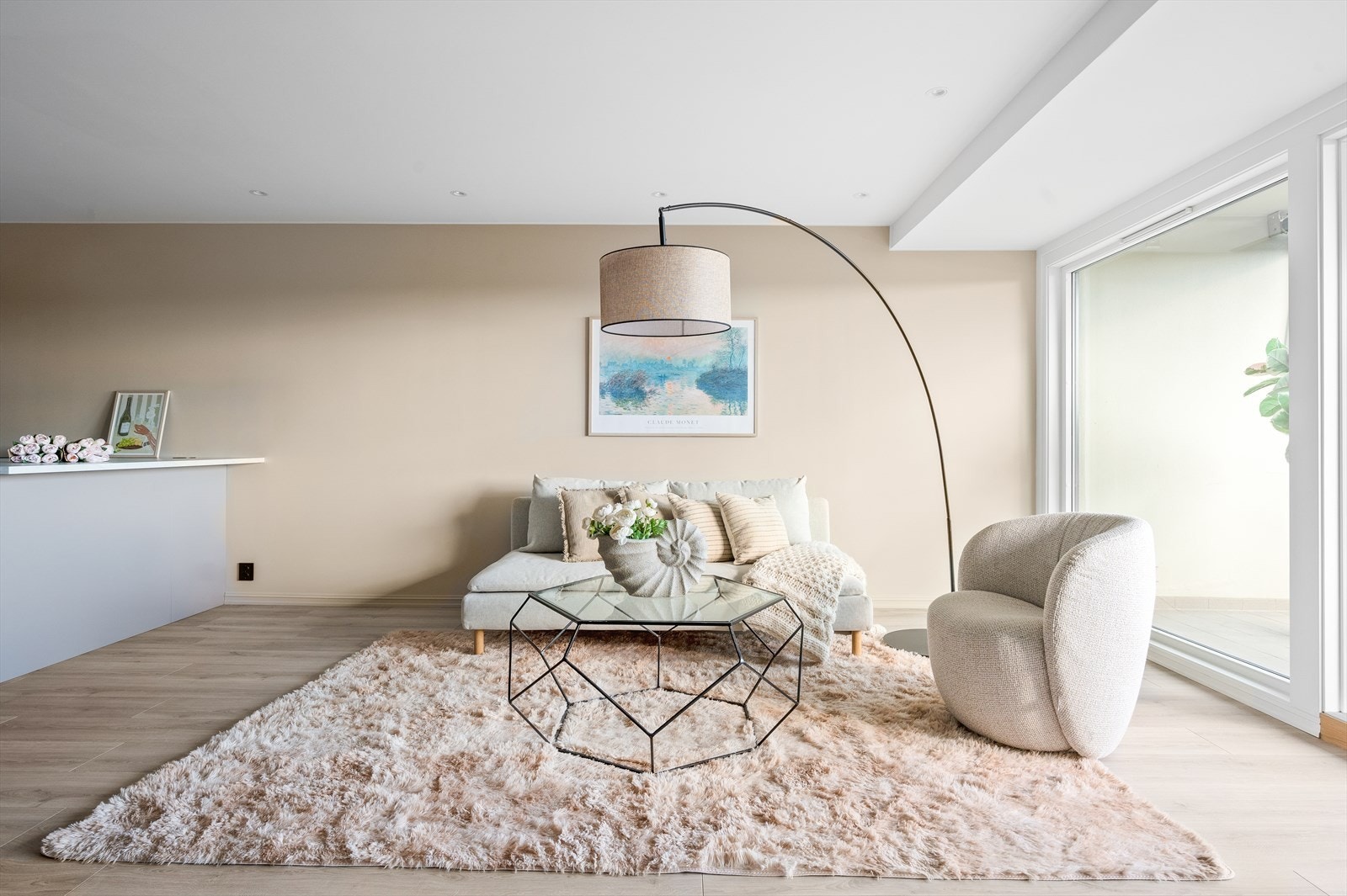 Det er innfelte downlights i himling Galleribilde