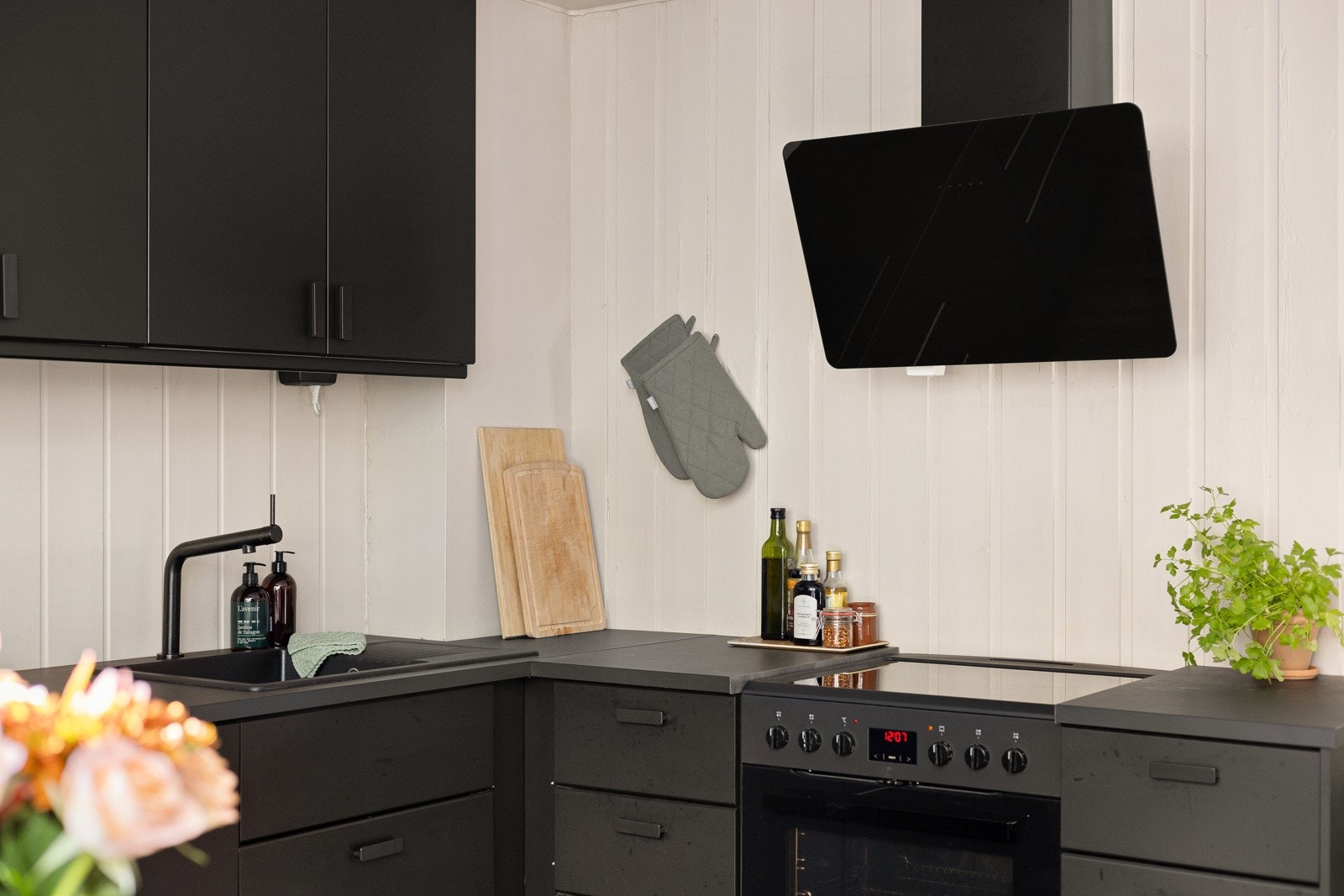 Medfølgende hvitevarer som komfyr, vegghengt ventilator, samt integrert oppvaskmaskin og kjøleskap med frysedel. Det er også montert komfyrvakt over platetoppen. Galleribilde