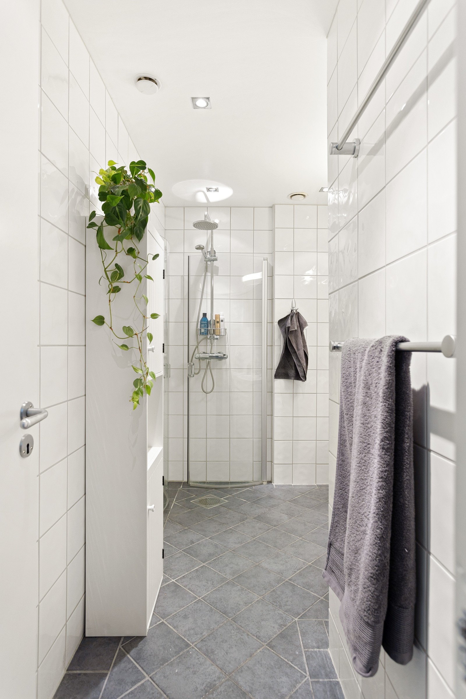 Leiligheten har et lyst og tidløst flislagt baderom som ble pusset opp i 2006. Galleribilde