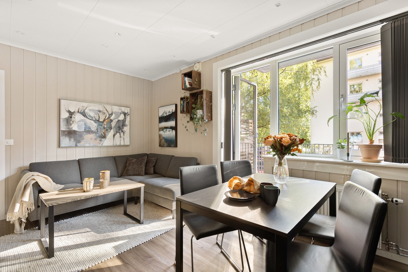 Stuen er det naturlige oppholdsrommet i leiligheten, og er et lyst og hyggelig rom. Galleribilde