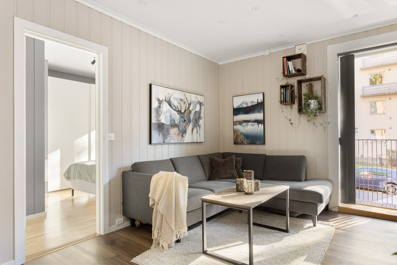 Leiligheten har en god planløsning med åpen stue- og kjøkkenløsning og soverom med stor skyvedørsgarderobe. Galleribilde