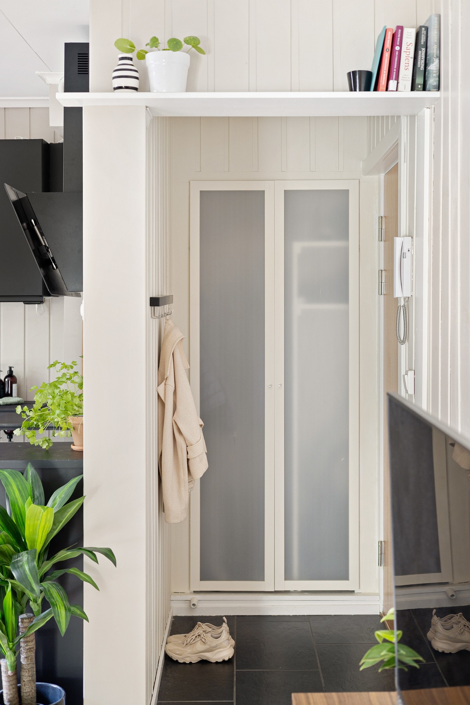 I entréen har du god plass til sko og yttertøy i romslig plassbygget garderobeskap, samt ytterligere plass til oppheng og skoskap. Galleribilde